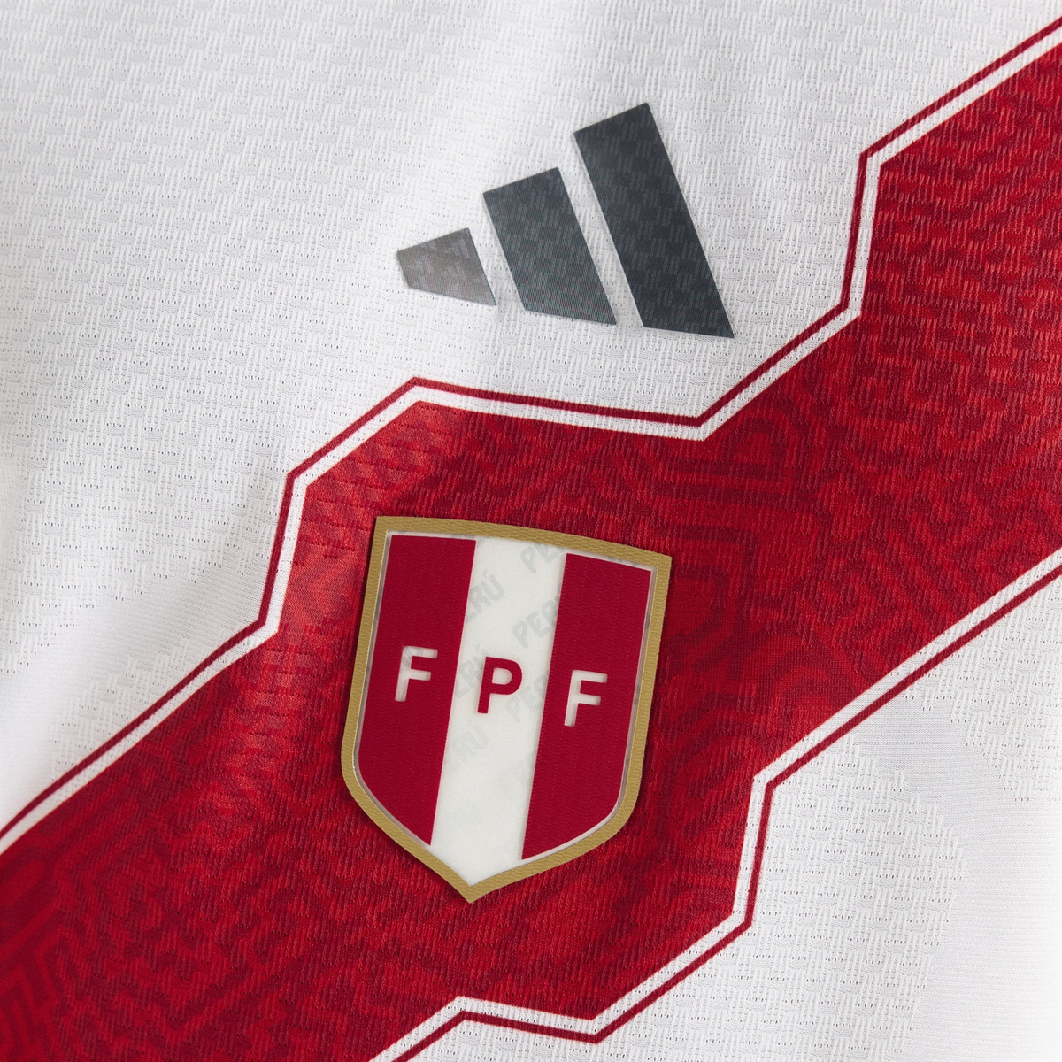 Camisa Peru 2026/27 I Jogador, detalhe do escudo