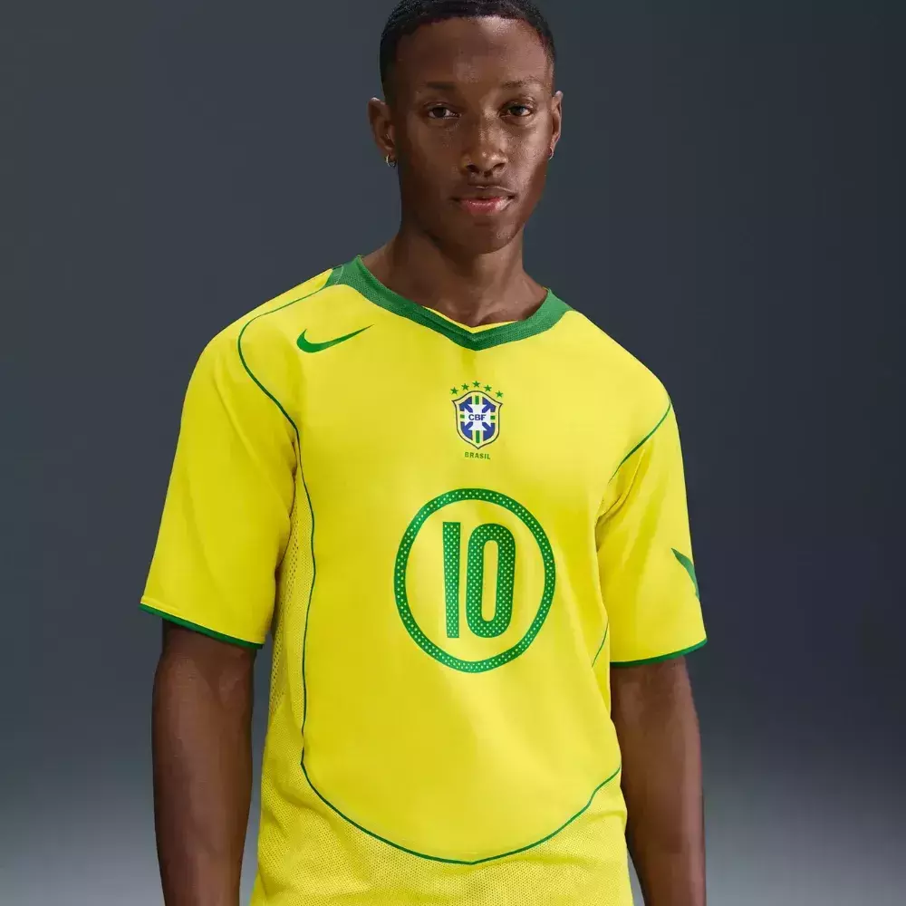 Camisa Seleção Brasileira Retrô 2004/05 Ronaldinho N° 10 Total 90 na TSN Sports