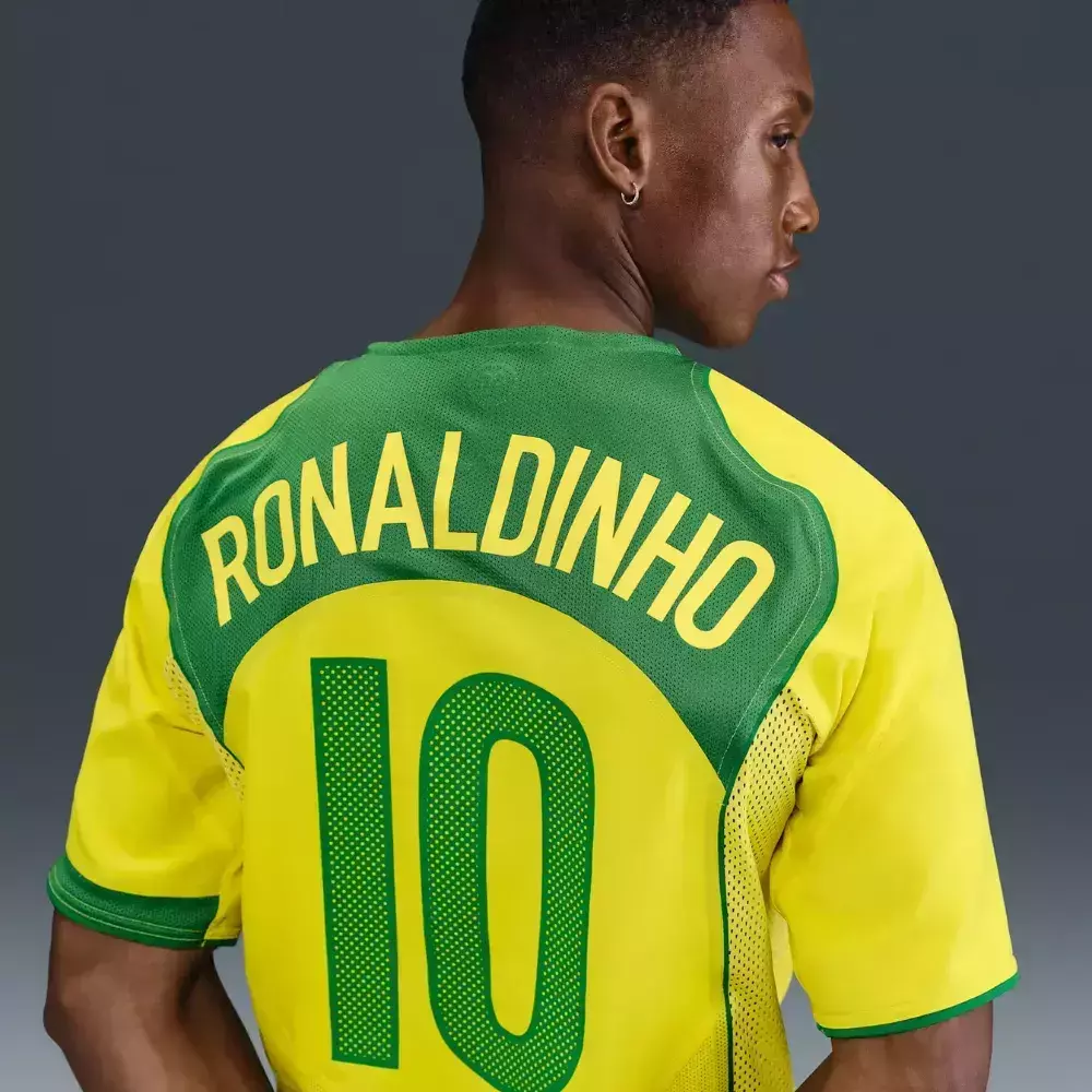 Camisa Seleção Brasileira Retrô 2004/05 Ronaldinho N° 10 Total 90 na TSN Sports