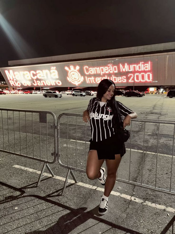 Juliana Martins com a camisa comprada na TSN Sports