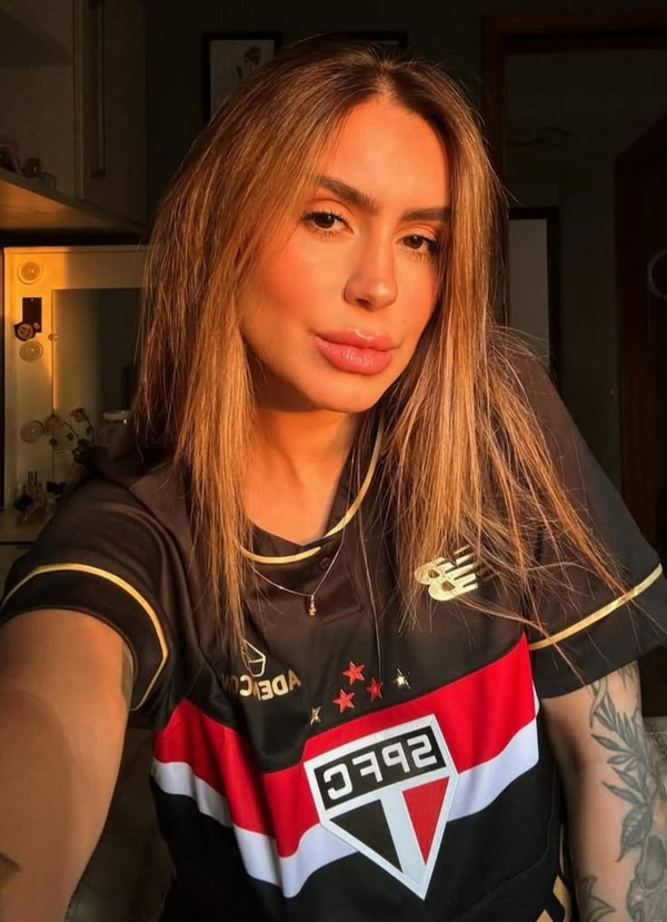 Beatriz Souza com a camisa comprada na TSN Sports