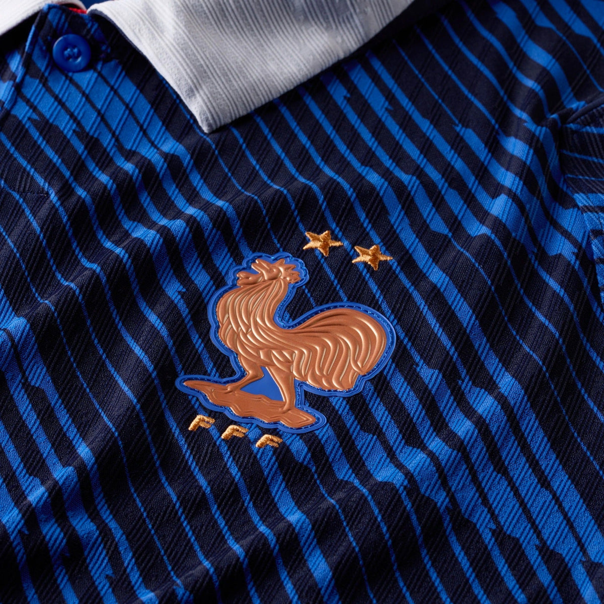 Camisa França 2026/27 I, detalhe do escudo