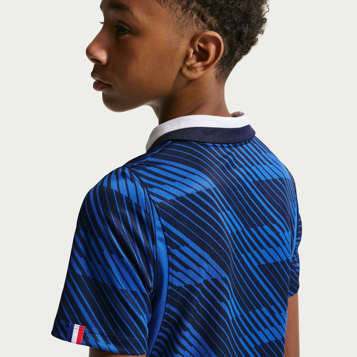 Conjunto Infantil França 2026/27 I Kit, vista lateral