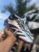 Chuteira de campo Adidas cinza