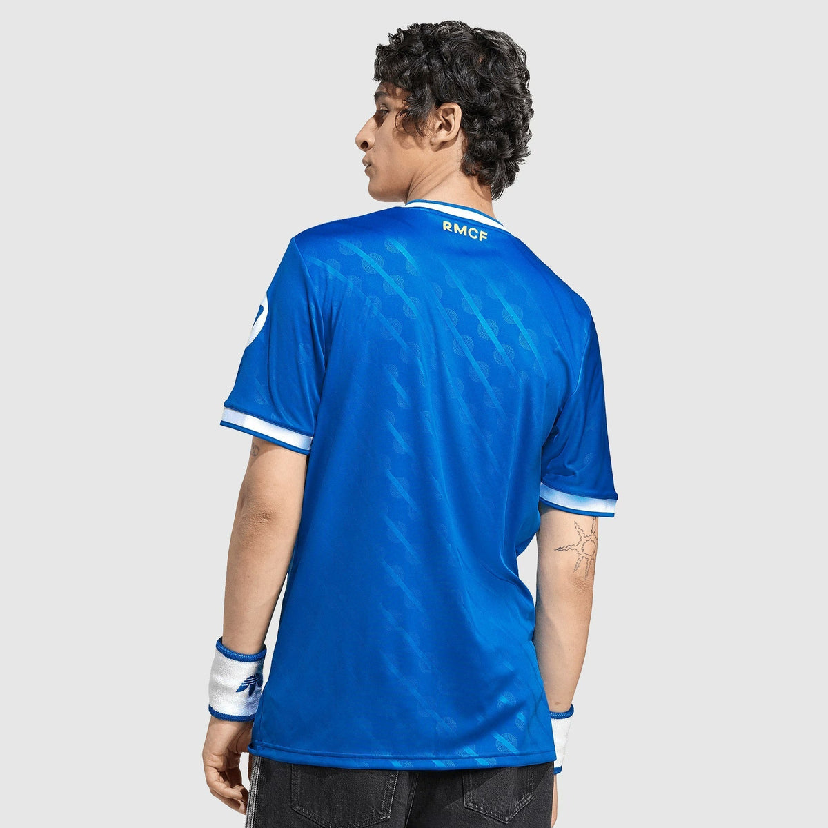 Camisa Adidas Real Madrid 2025/26 III, detalhe do escudo