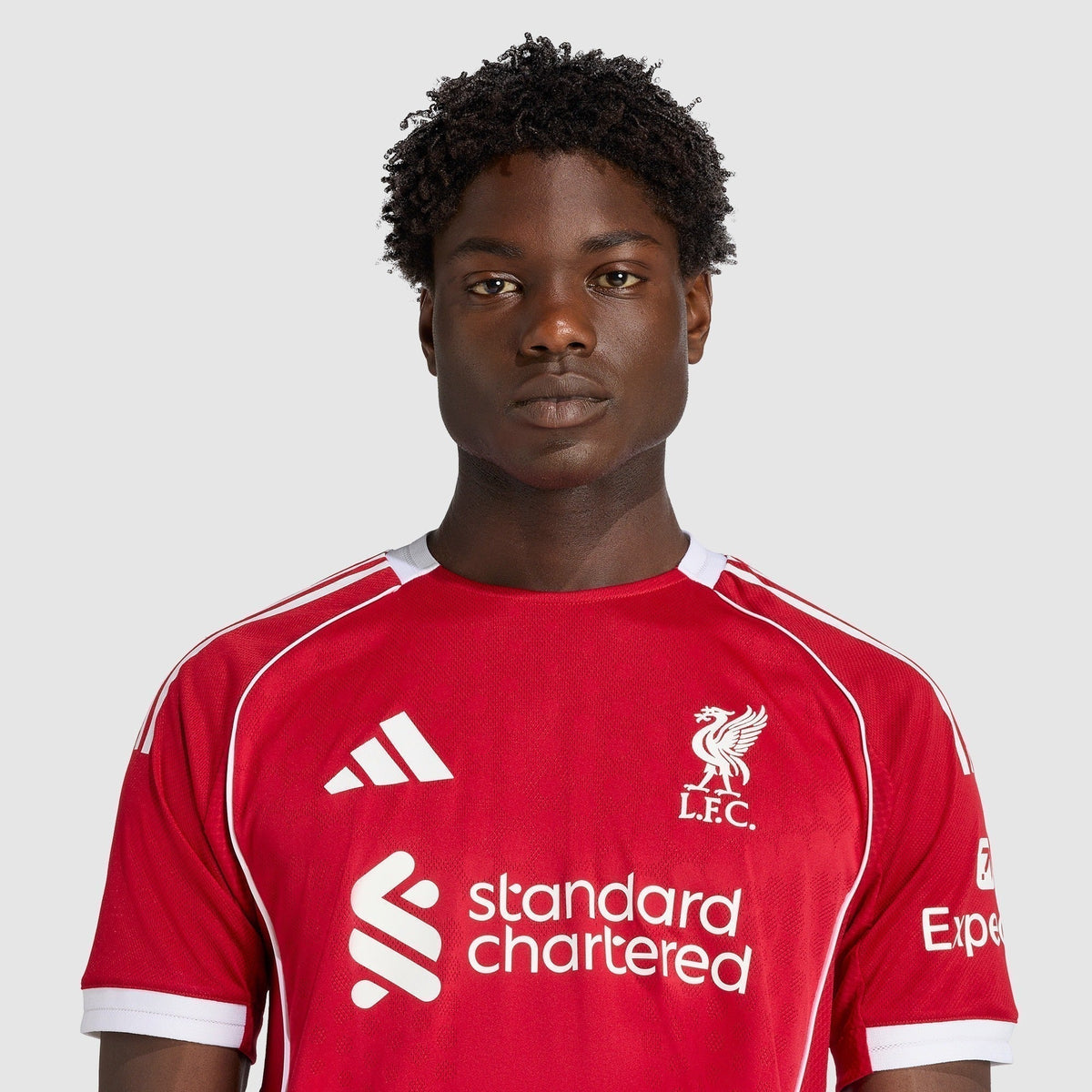 Camisa adidas Liverpool 2025/26 I Jogador, detalhe do escudo