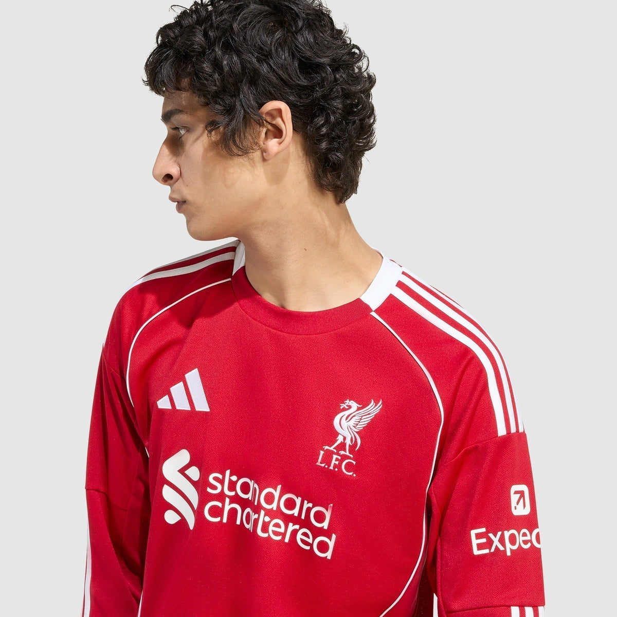 Camisa adidas Liverpool 2025/26 I Manga Longa, detalhe do escudo