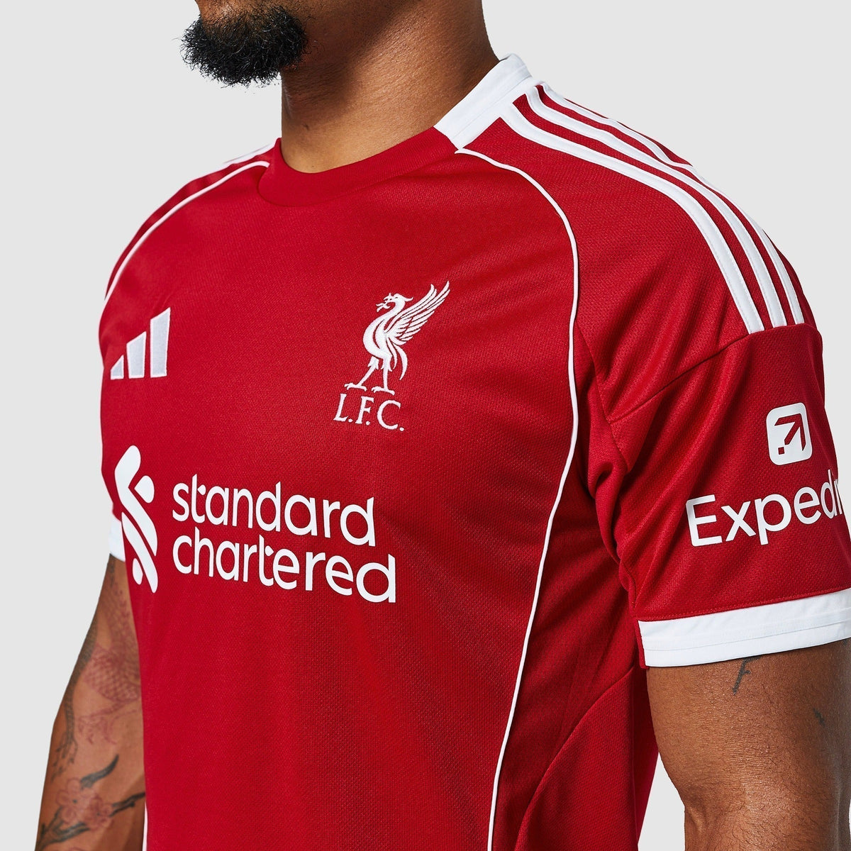 Camisa Adidas Liverpool 2025/26 I Torcedor, detalhe do escudo