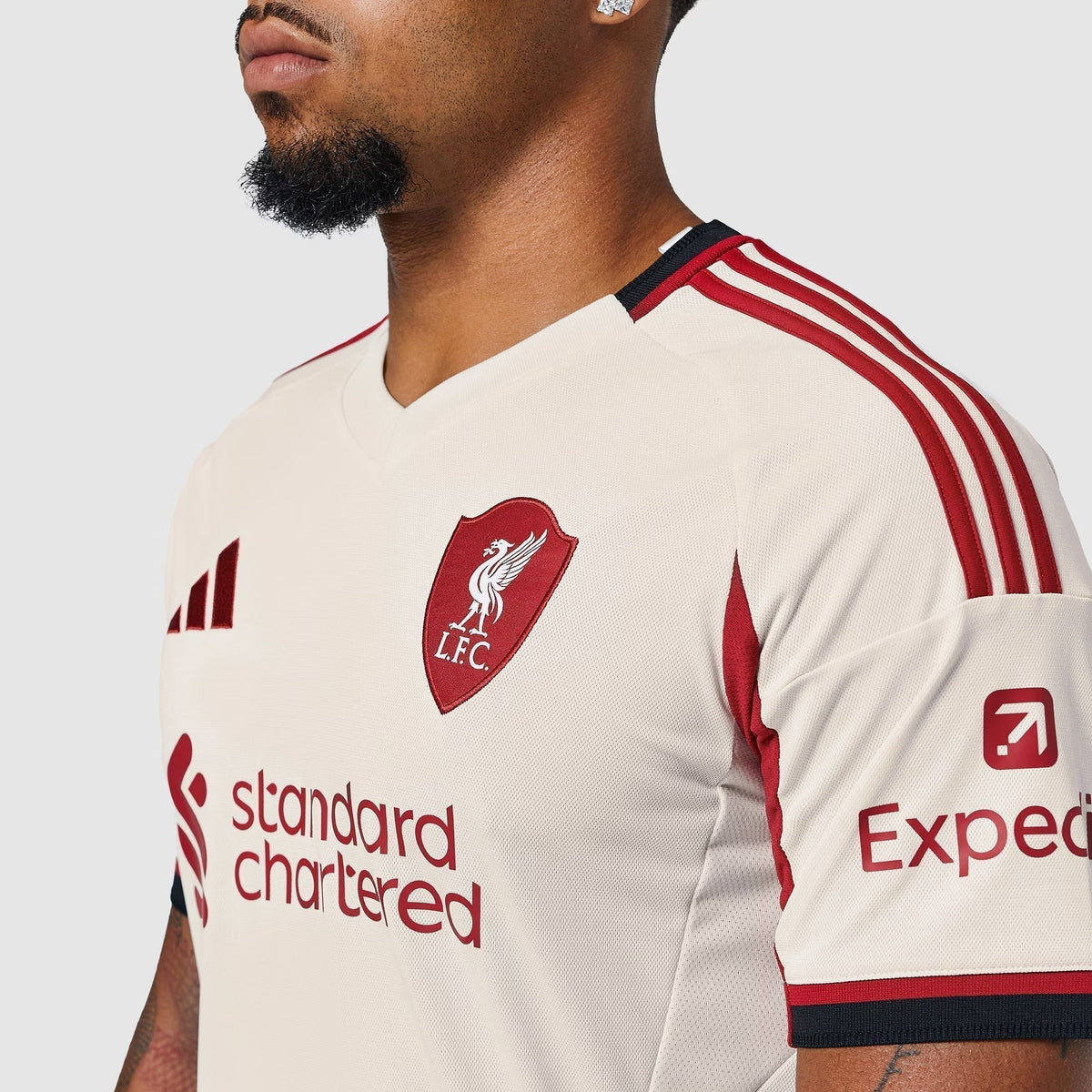 Camisa Adidas Liverpool 2025/26 II Torcedor, detalhe do escudo