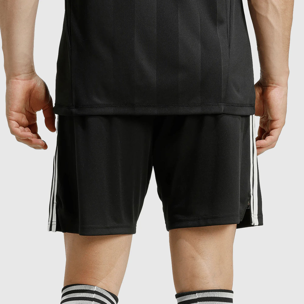 Shorts Adidas Liverpool 2025/26 III Goleiro na TSN Sports