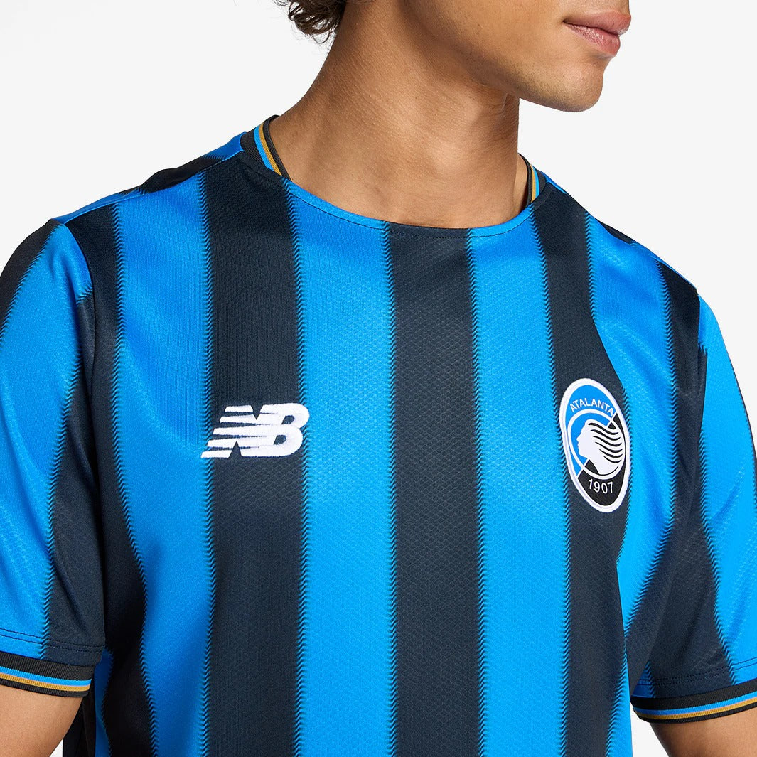 Camisa New Balance Atalanta 2025/26 I, detalhe da gola