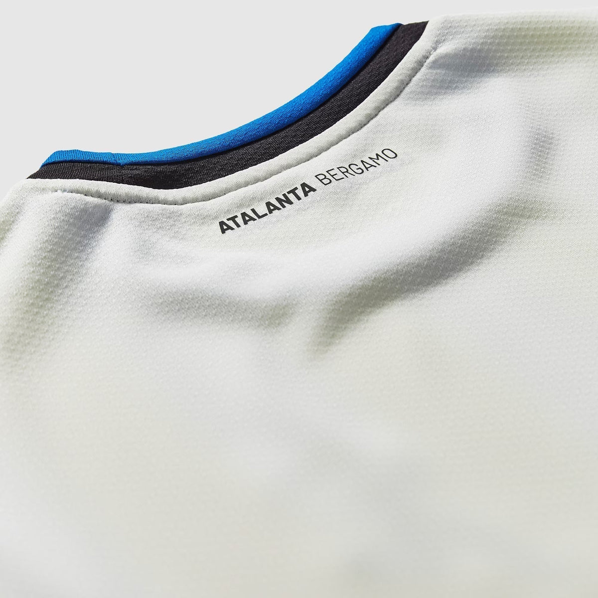 Camisa New Balance Atalanta 2025/26 II, detalhe do escudo