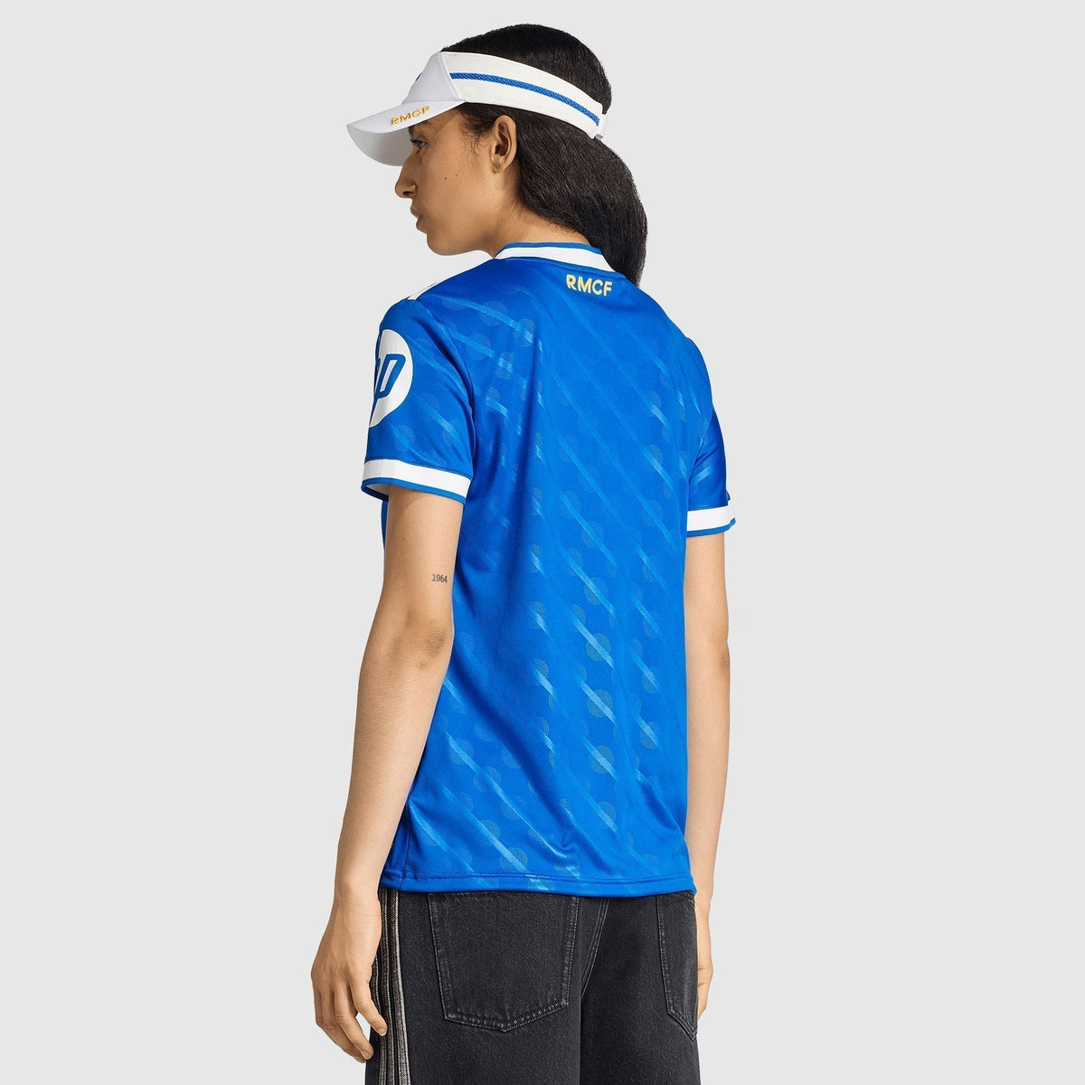 Camisa Feminina Adidas Real Madrid 2025/26 III, detalhe do escudo