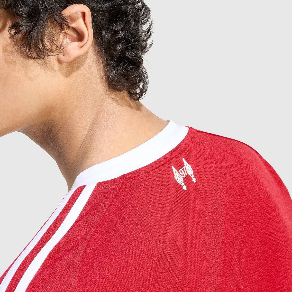 Camisa adidas Liverpool 2025/26 I Manga Longa, detalhe da gola