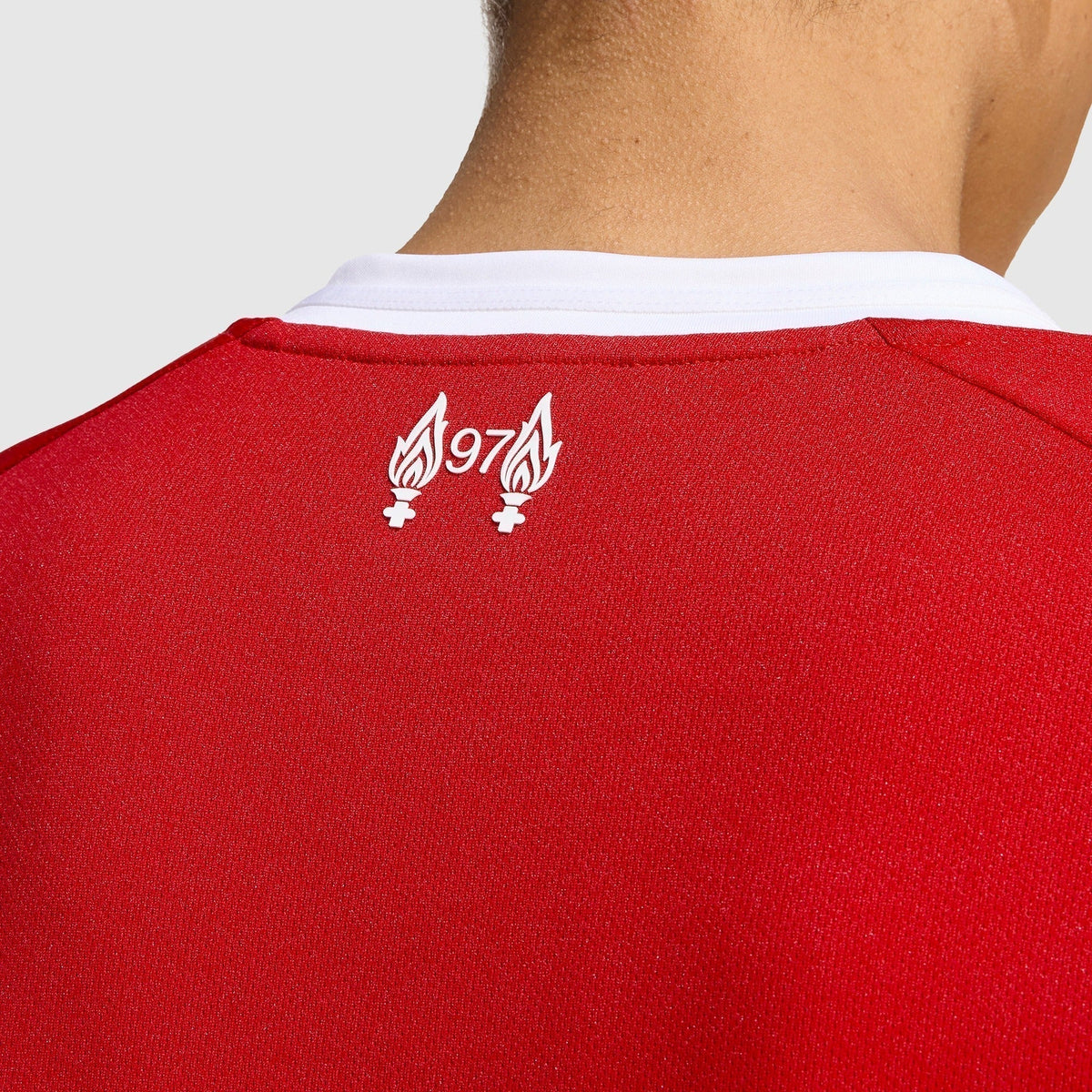 Camisa Feminina adidas Liverpool 2025/26 I, detalhe da gola