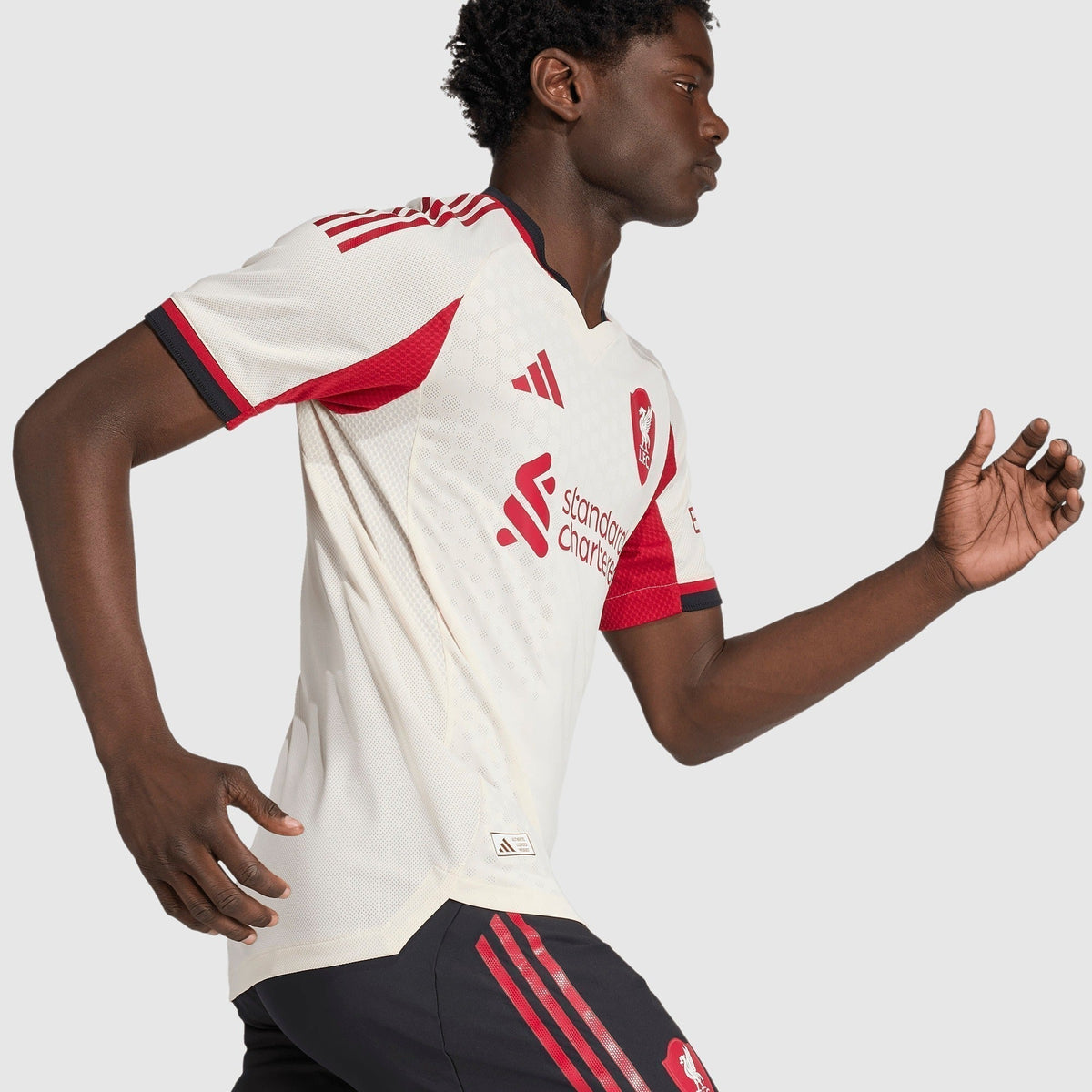 Camisa adidas Liverpool 2025/26 II Jogador, detalhe do escudo