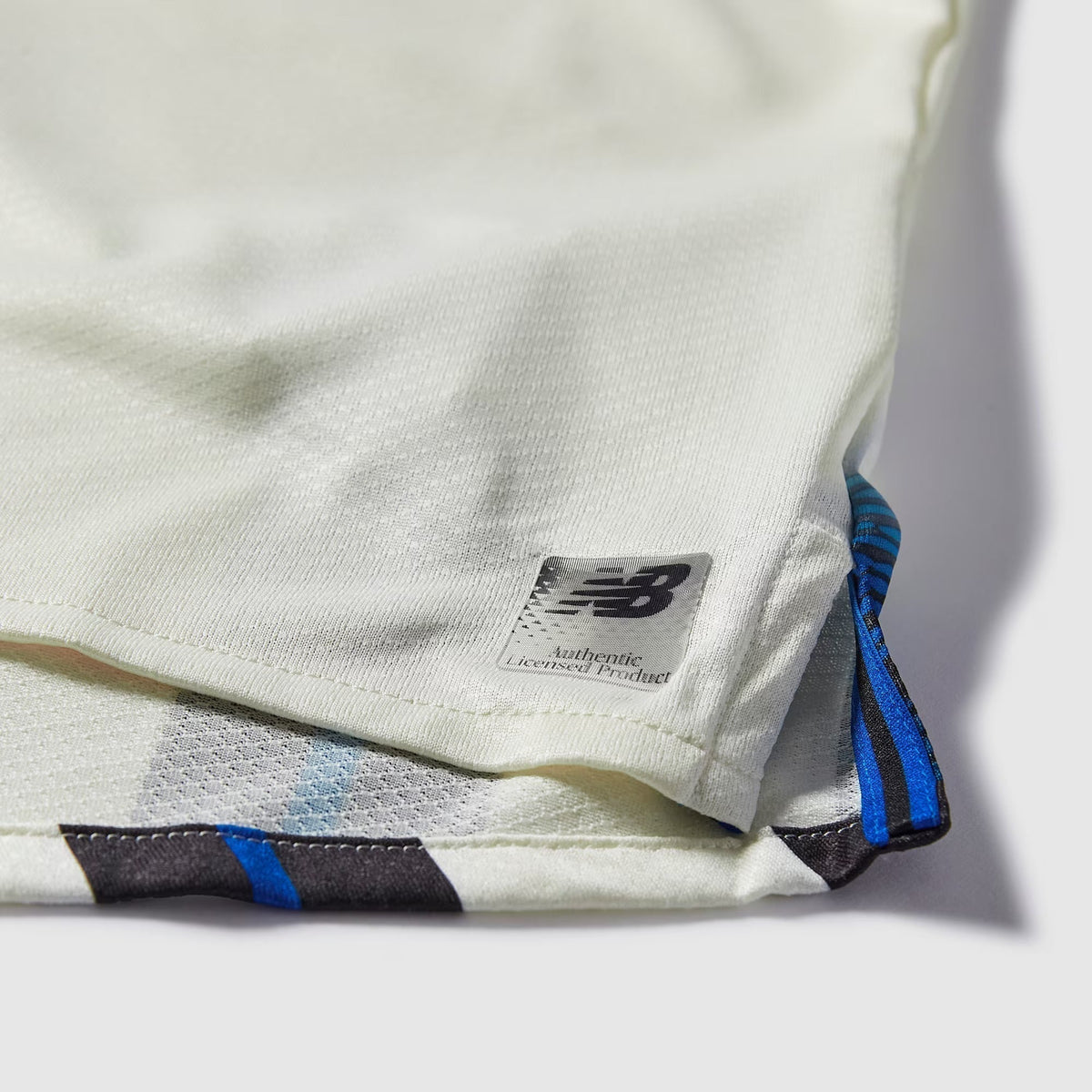 Camisa New Balance Atalanta 2025/26 II, detalhe da gola