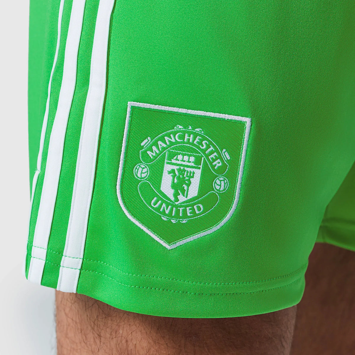 Shorts adidas Manchester United 2025/26 III Goleiro na TSN Sports