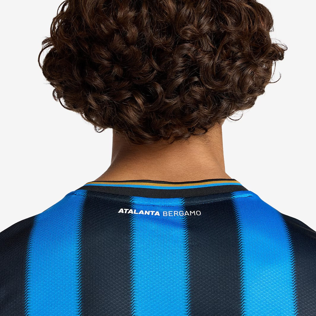 Camisa New Balance Atalanta 2025/26 I, detalhe do escudo
