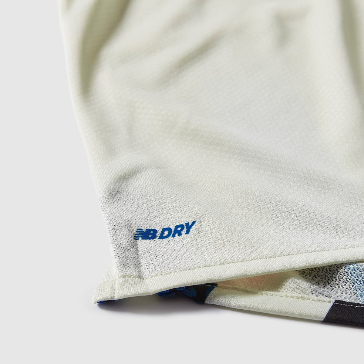 Camisa New Balance Atalanta 2025/26 II, detalhe da manga