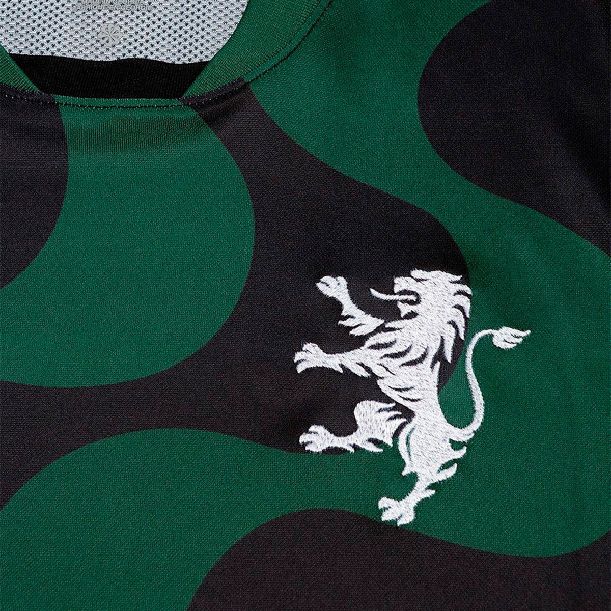 Camisa Sporting 2025/26 II Preta, detalhe do escudo