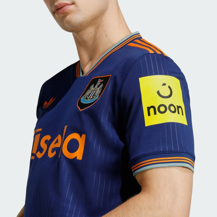 Camisa adidas Newcastle United 2025/26 II, detalhe da manga