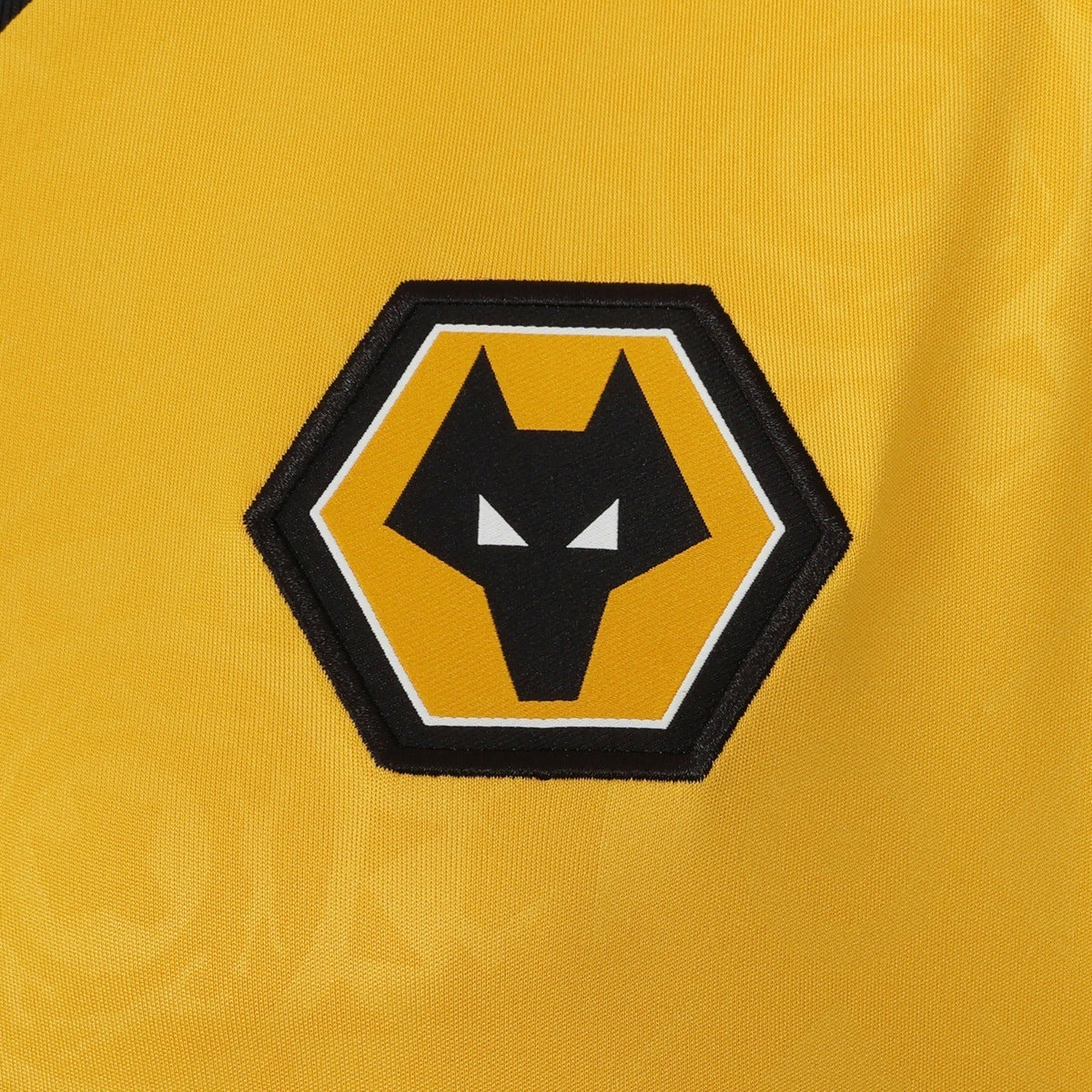 Camisa Feminina Wolves 2025/26 I, detalhe do escudo
