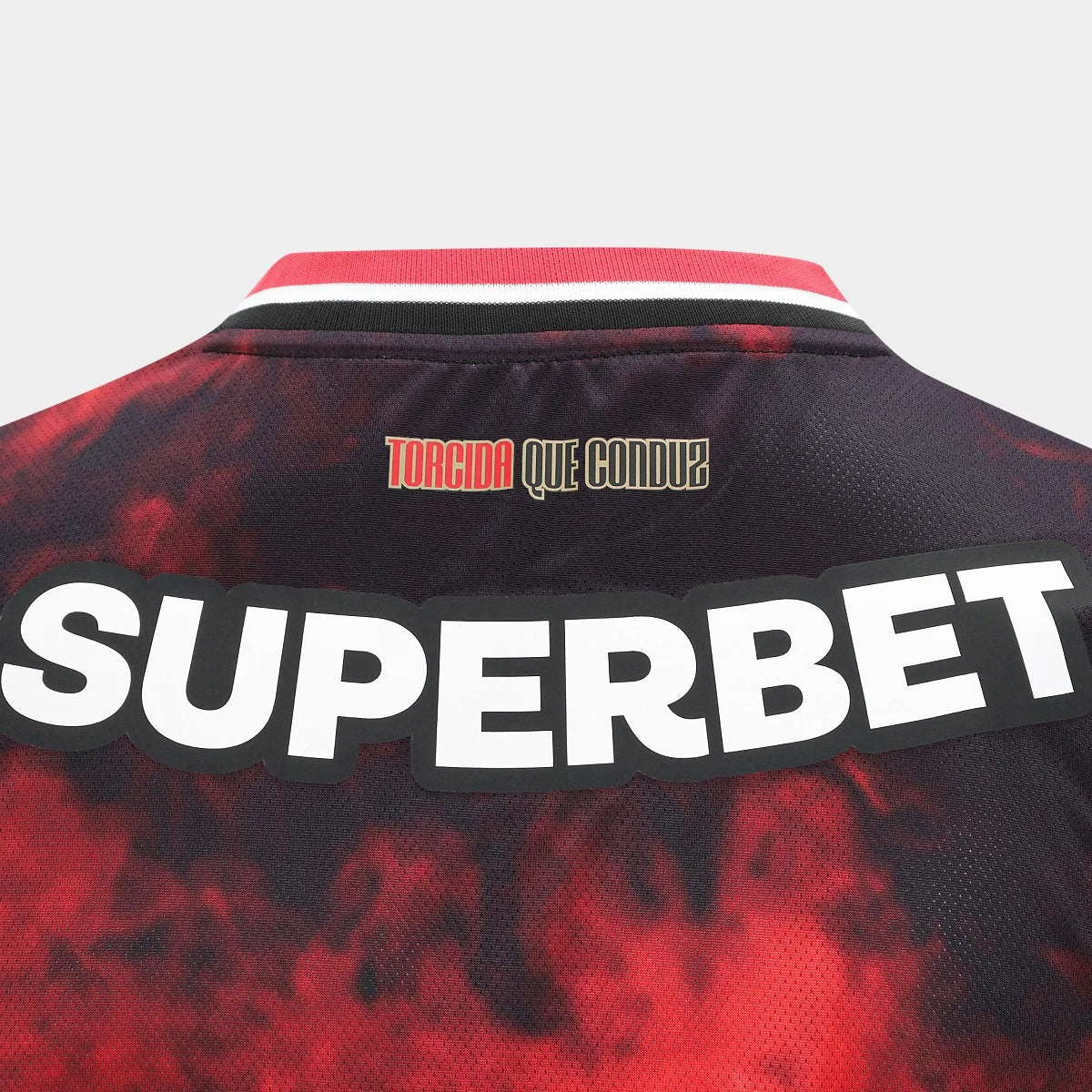 Camisa New Balance São Paulo 2025/26 III Edição Comemorativa, detalhe do escudo