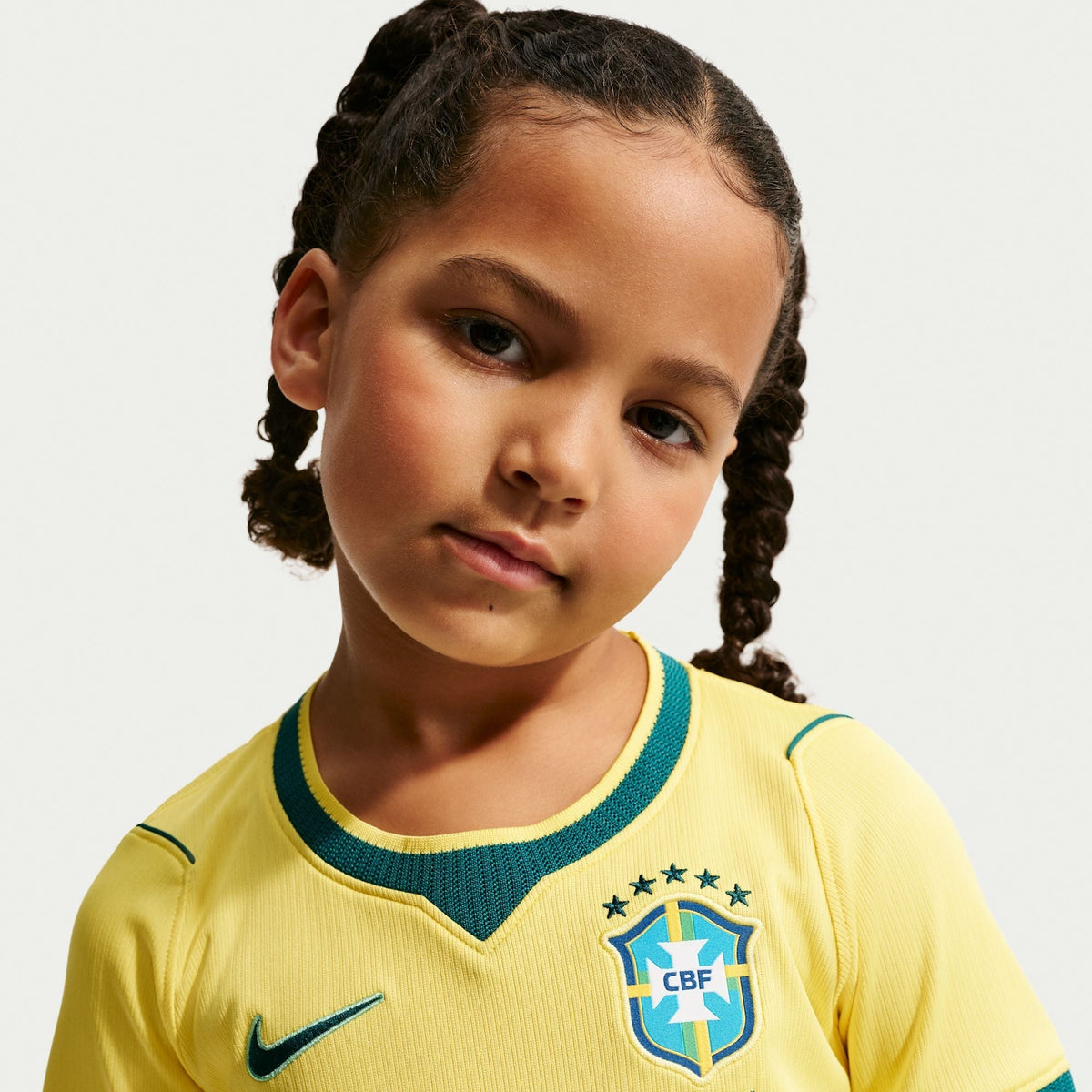 Conjunto Infantil Seleção Brasileira 2026/27 I, vista de frente