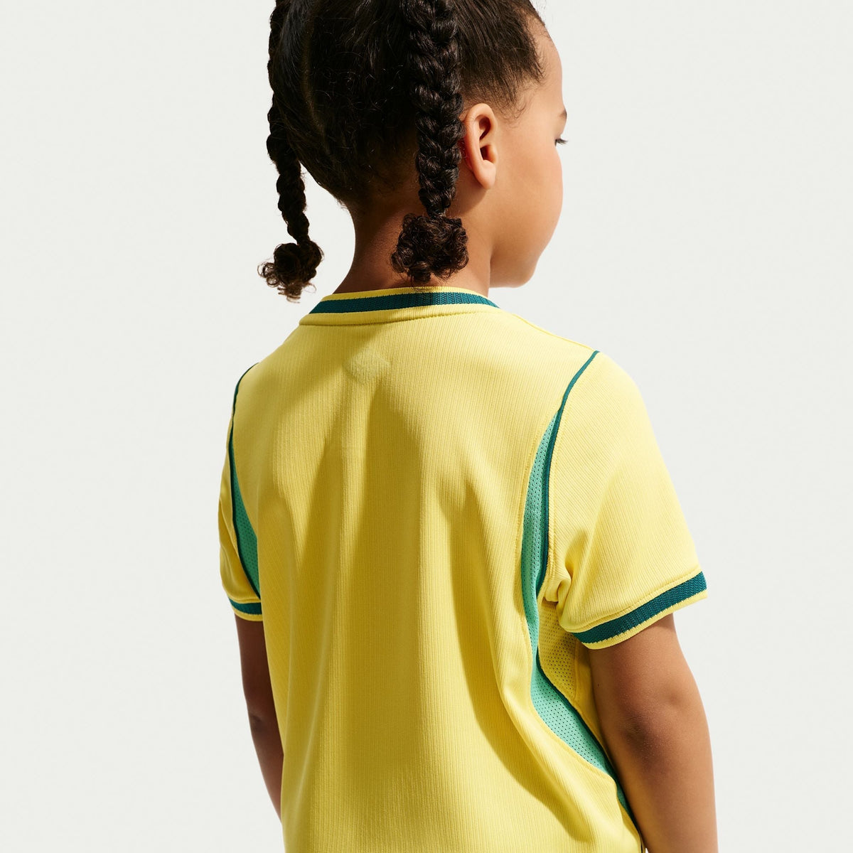 Conjunto Infantil Seleção Brasileira 2026/27 I, vista de costas
