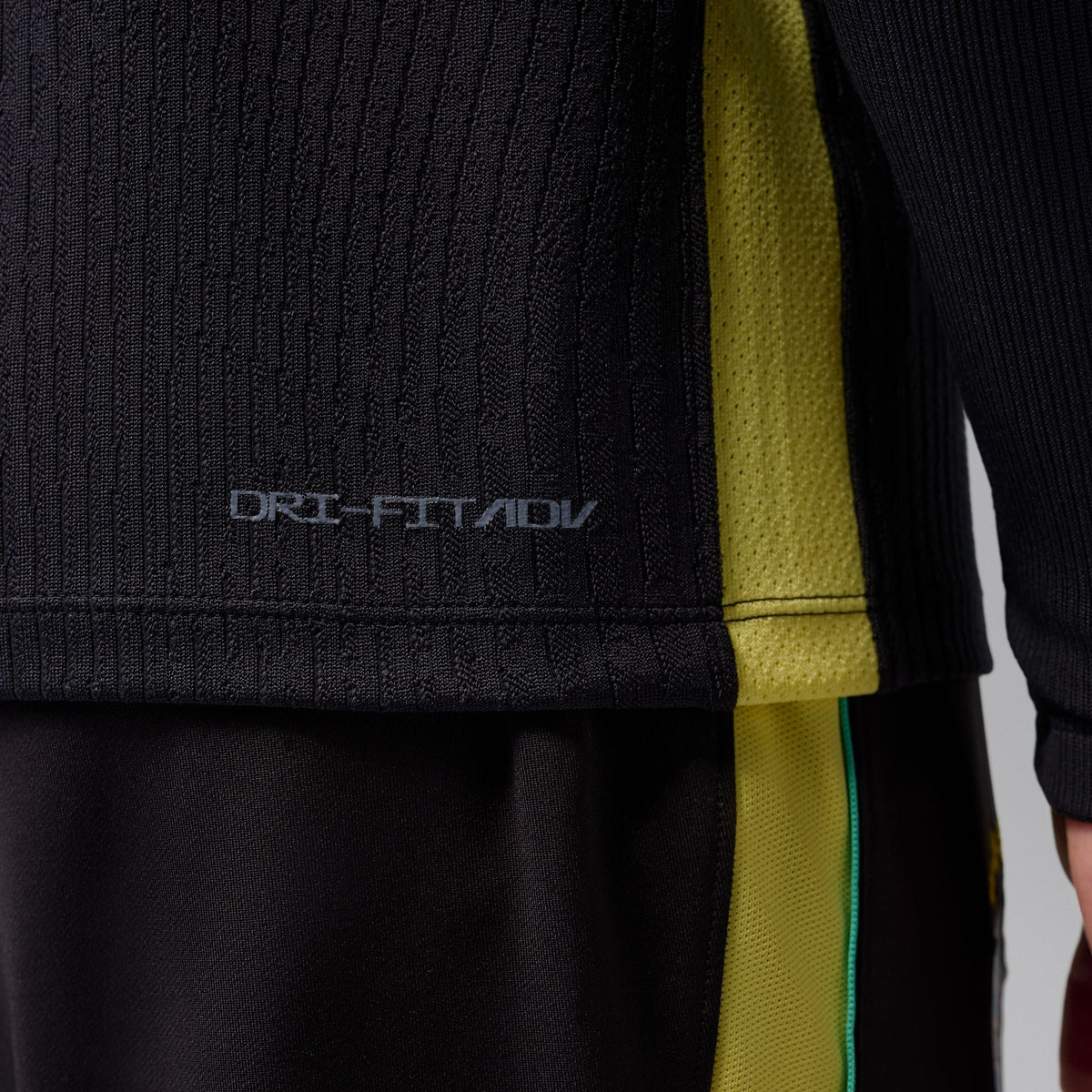Conjunto de Treino Brasil 2026/27 Preto, detalhe da manga
