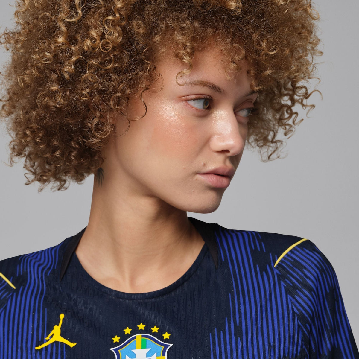 Camisa Feminina Seleção Brasileira 2026/27 II, vista de costas