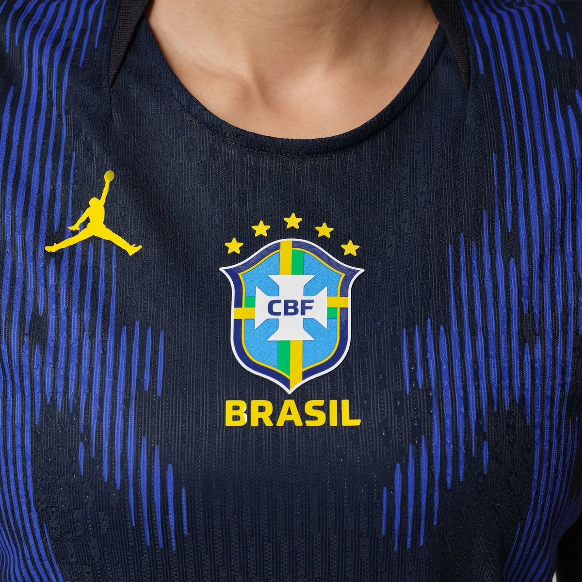 Camisa Feminina Seleção Brasileira 2026/27 II, detalhe do escudo