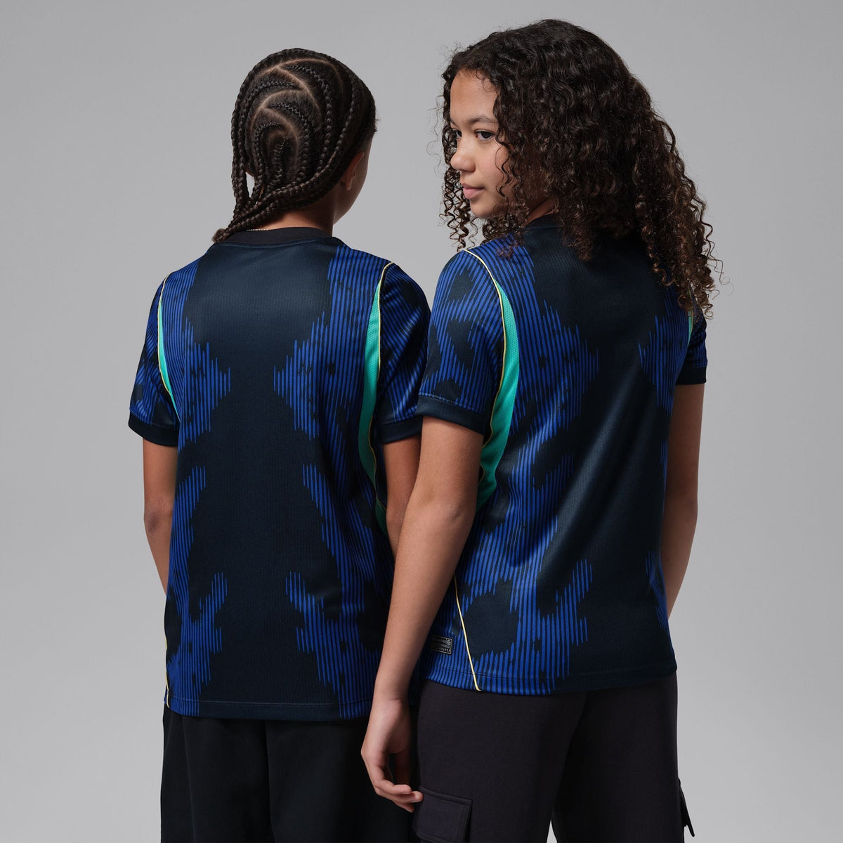 Conjunto Infantil Seleção Brasileira 2026/27 II, vista de frente